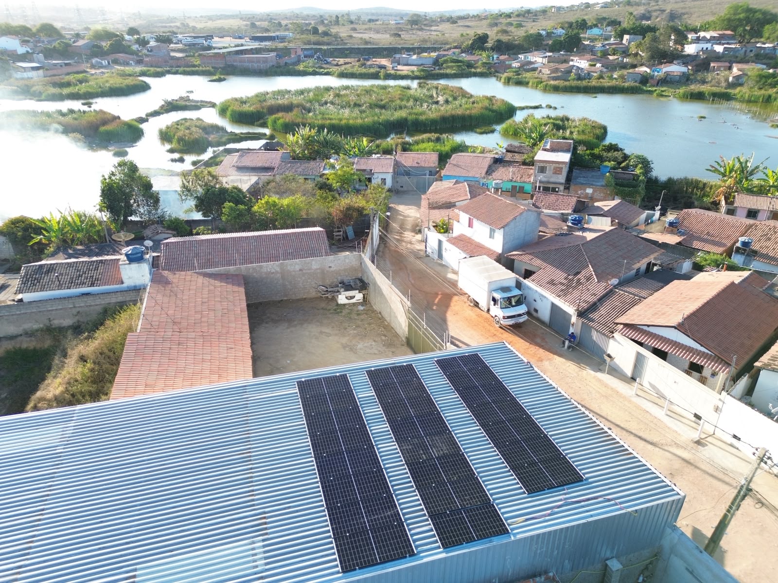 Vista aérea de instalação fotovoltaica urbana